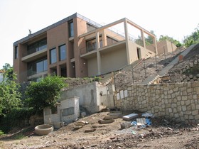 vila v Troji – novostavba, železobetonová nosná konstrukce, spodní stavba provedena jako „bíla vana“ z vodostavebního betonu